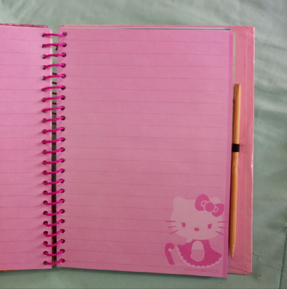 Hello Kitty Activity Book - Picture 4 of 4